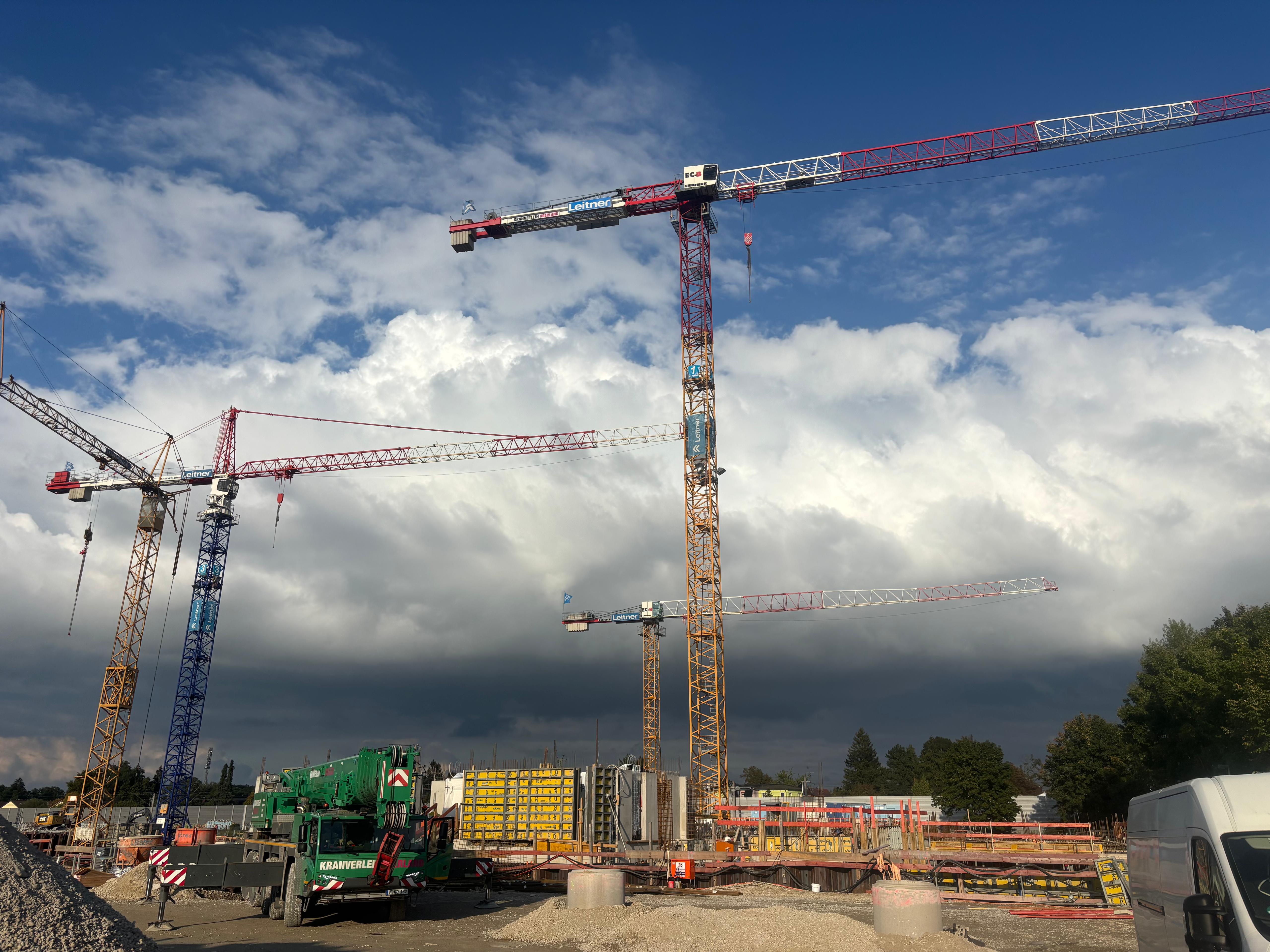 Präzisionsarbeit in Aubing: Drei Liebherr-Riesen für das Projekt Kirschgärten gestellt