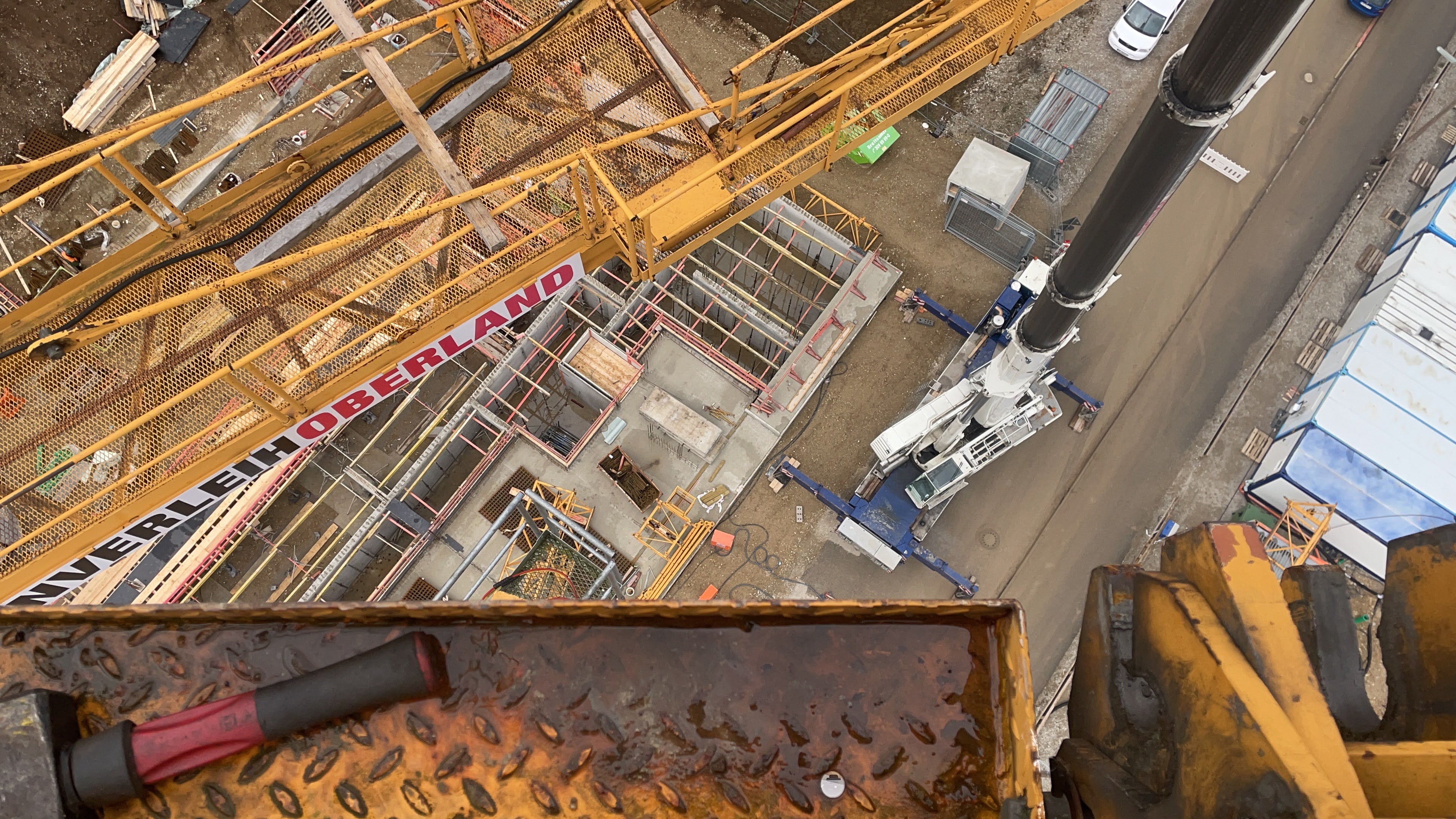 Liebherr 180 EC-H in München Freiham