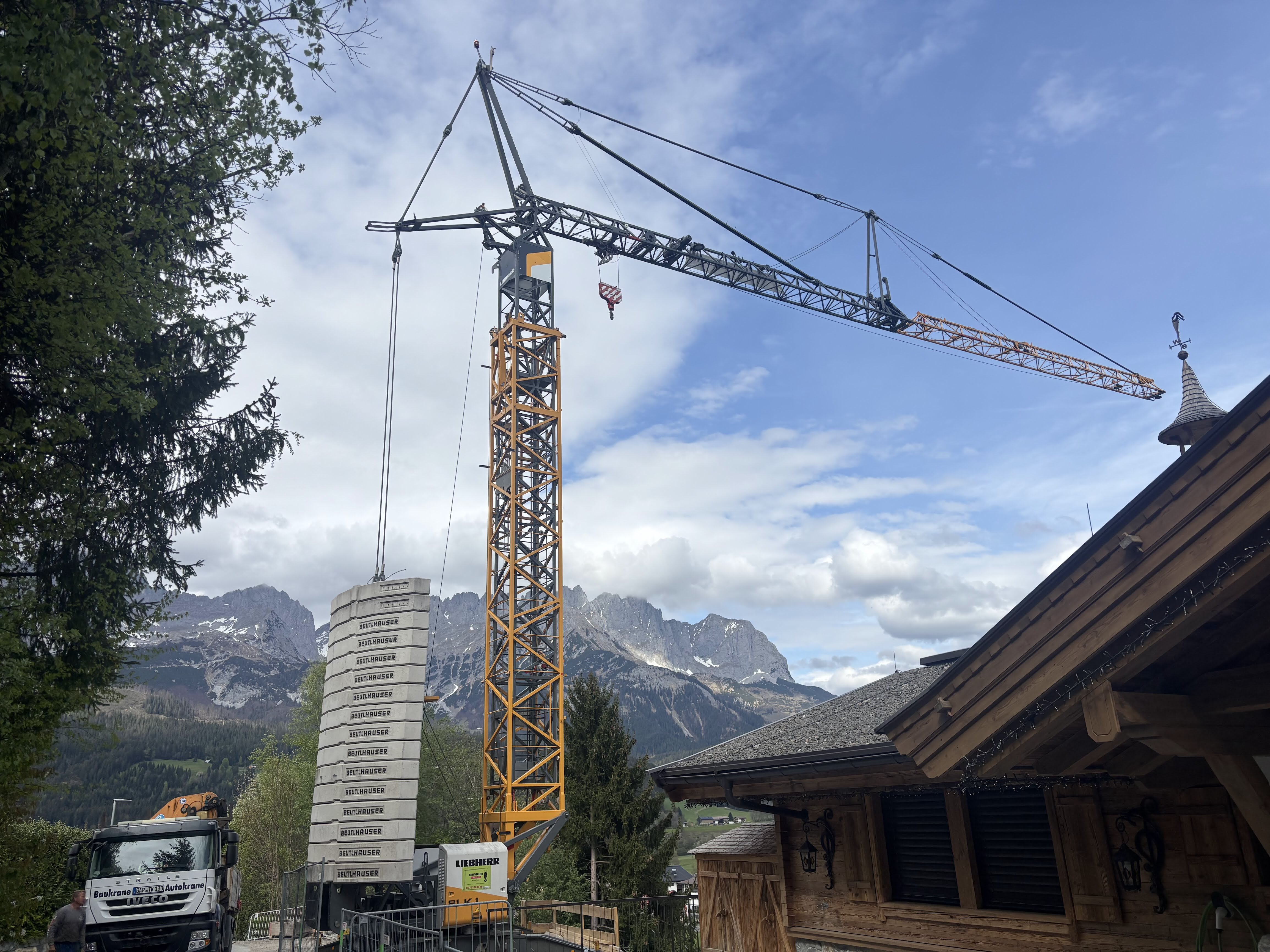 Kranaufbau in Ellmau – Liebherr 81K.1 im Einsatz am Wilden Kaiser