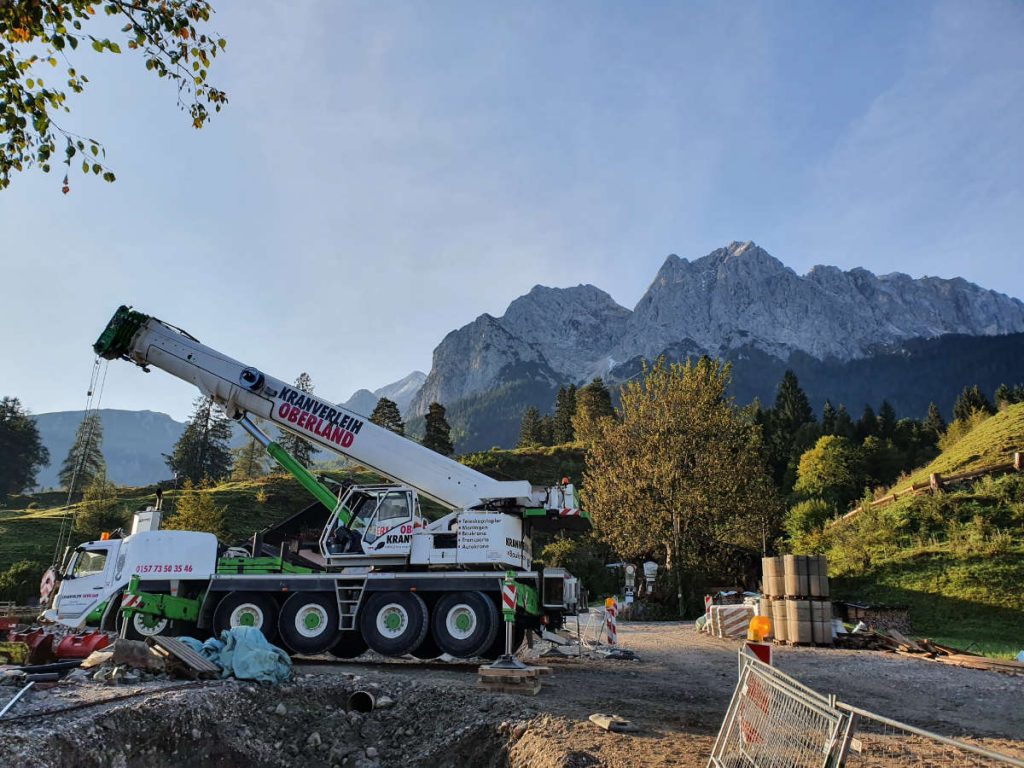 Kranverleih Oberland Autokran mit Blick auf die Berge