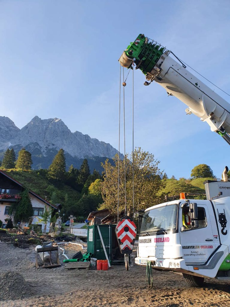 Kranverleih Oberland Autokran mit Blick auf die Berge