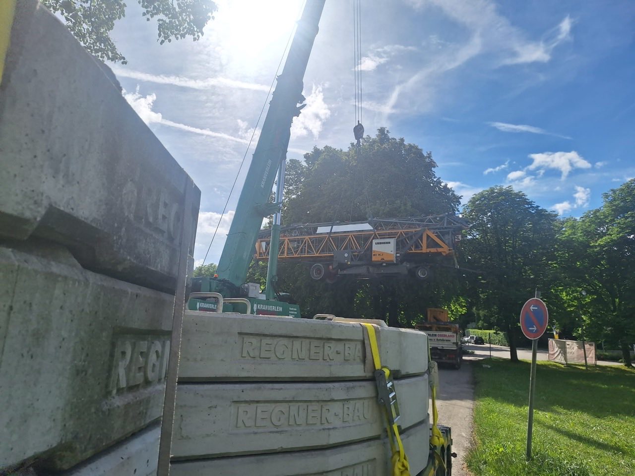 Der Baukran wird außerhalb der Klostermauer abgesetzt