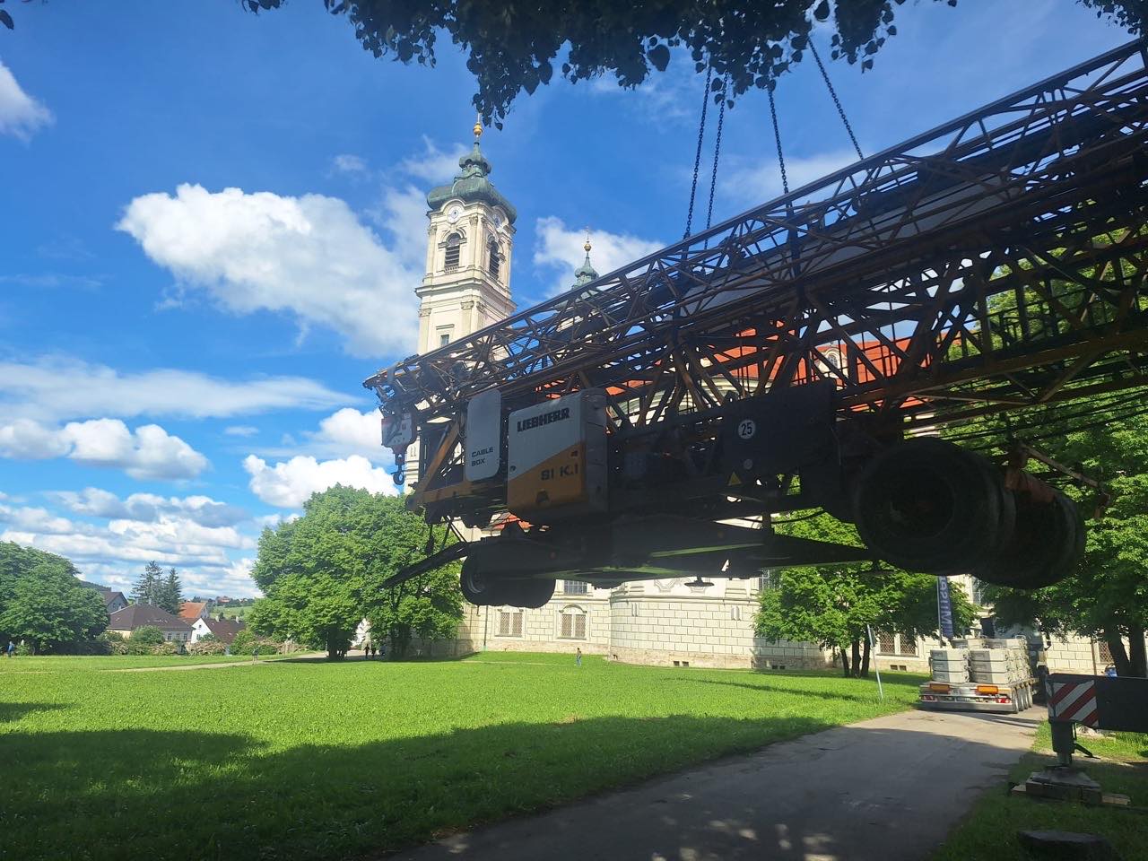 Der Liebherr 81K.1 schwebt auf seinen Achsen vor den Türmen der Basilika Ottobeuren