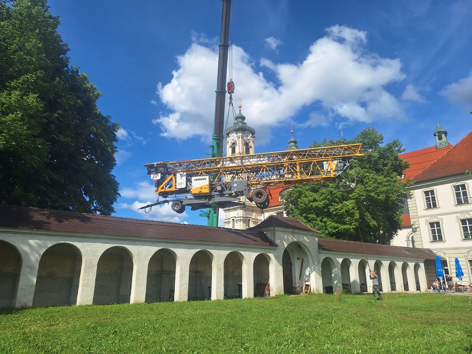 Präzisionsarbeit hinter Klostermauern: Liebherr 81K.1 in Ottobeuren ausgehoben