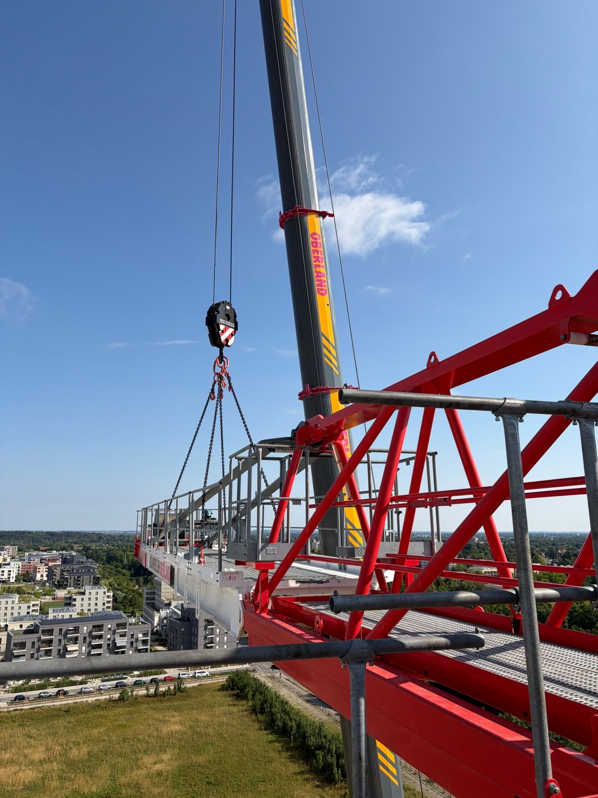 Hakenblock des LTM 1230 beim Einheben eines Auslegersegments