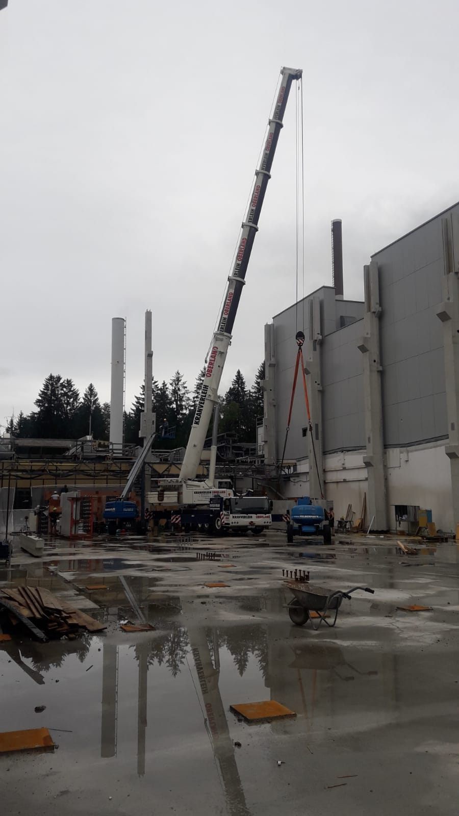Montagearbeit mit 220 Tonnen Autokran in Reutte
