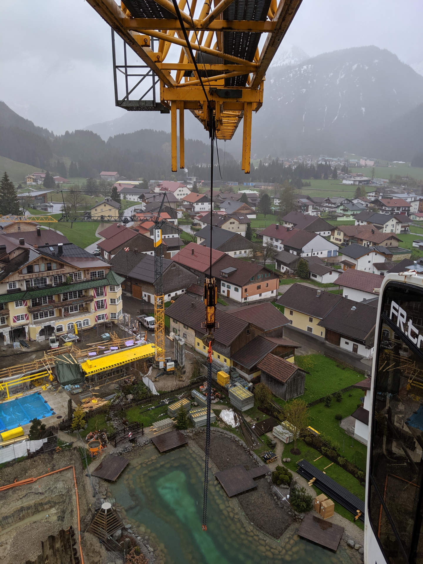 Liebherr 154 EC-HM Montage im Tannheimer Tal