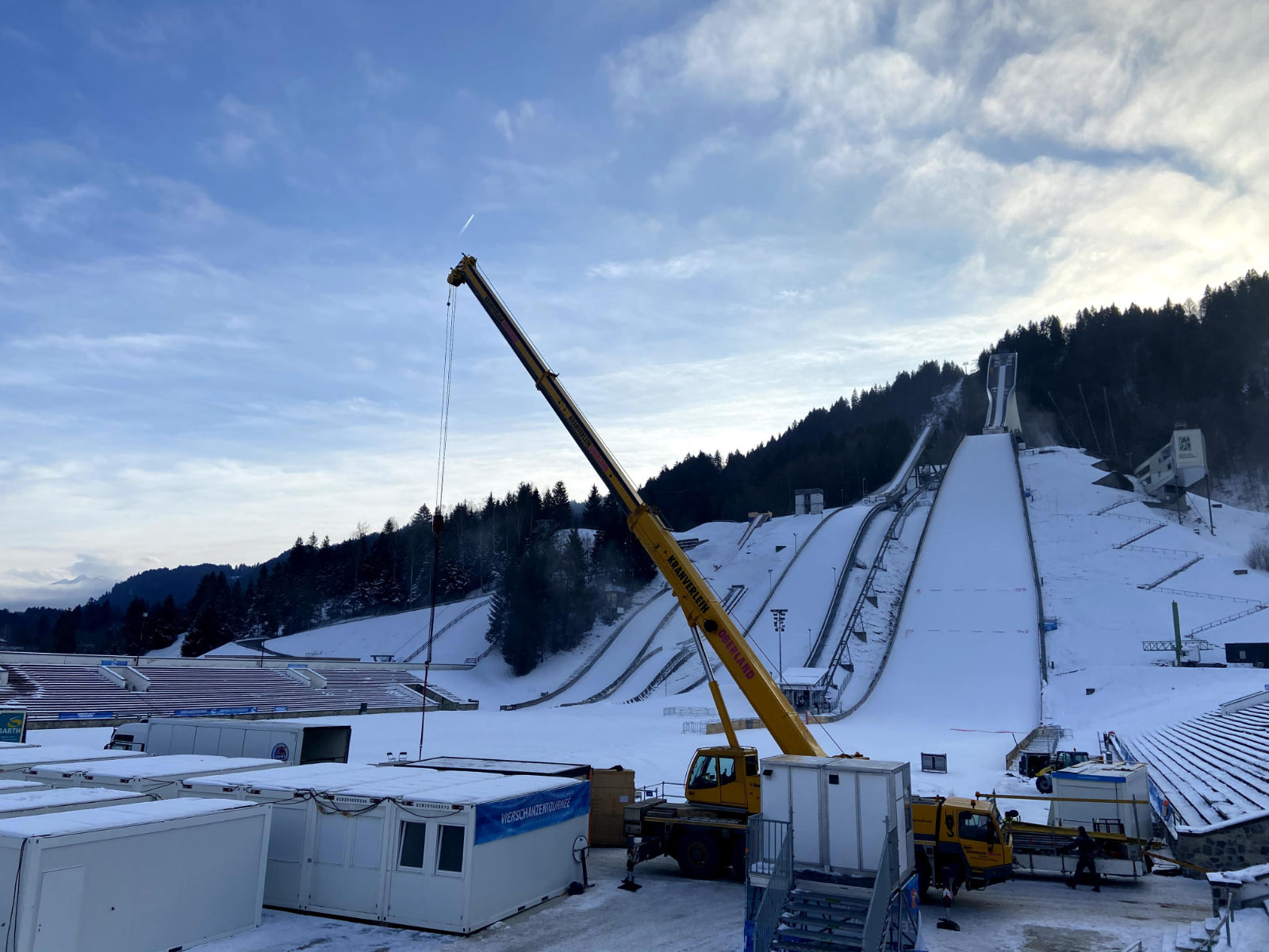 Container setzen für die Vierschanzentournee in Garmisch-Partenkirchen
