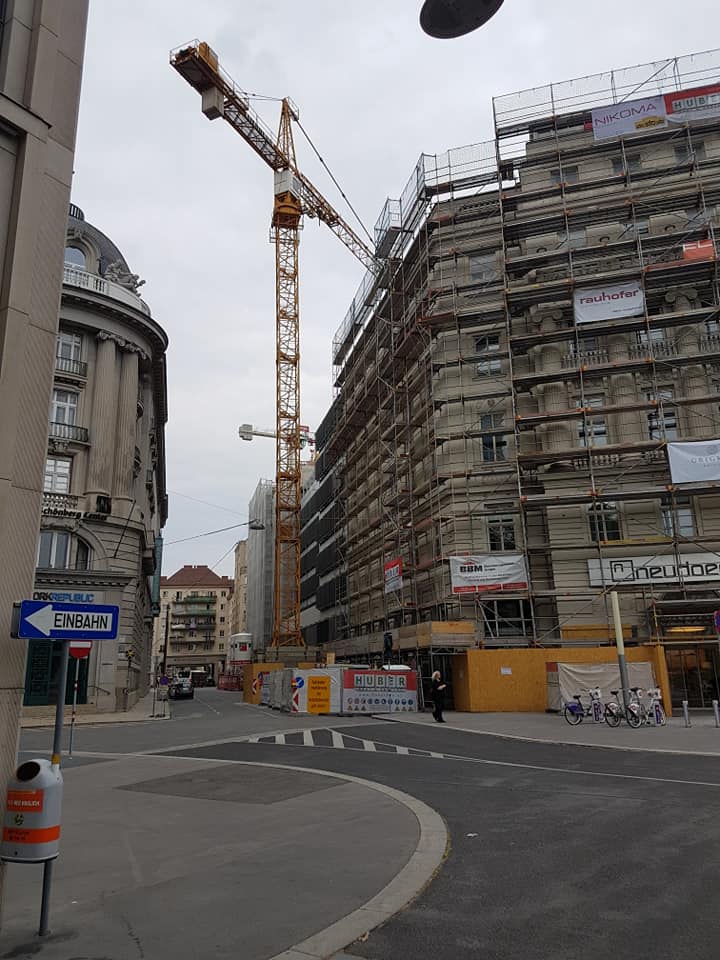 Liebherr 140 EC-H 6 in Wien